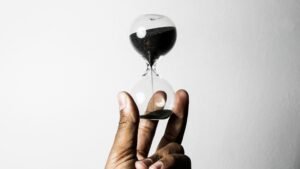 A fotografia/imagem utilizada foi obtida no site Unsplash, um repositório digital que disponibiliza imagens em alta qualidade, livres de direitos autorais e abertas para uso gratuito em diferentes tipos de projetos.